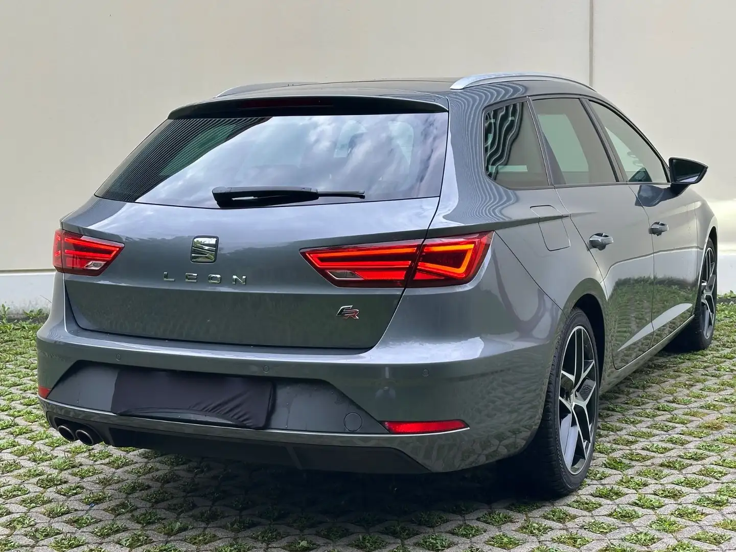 SEAT Leon ST FR 1.8 DSG | Pano | LED | Kamera | Grau - 2