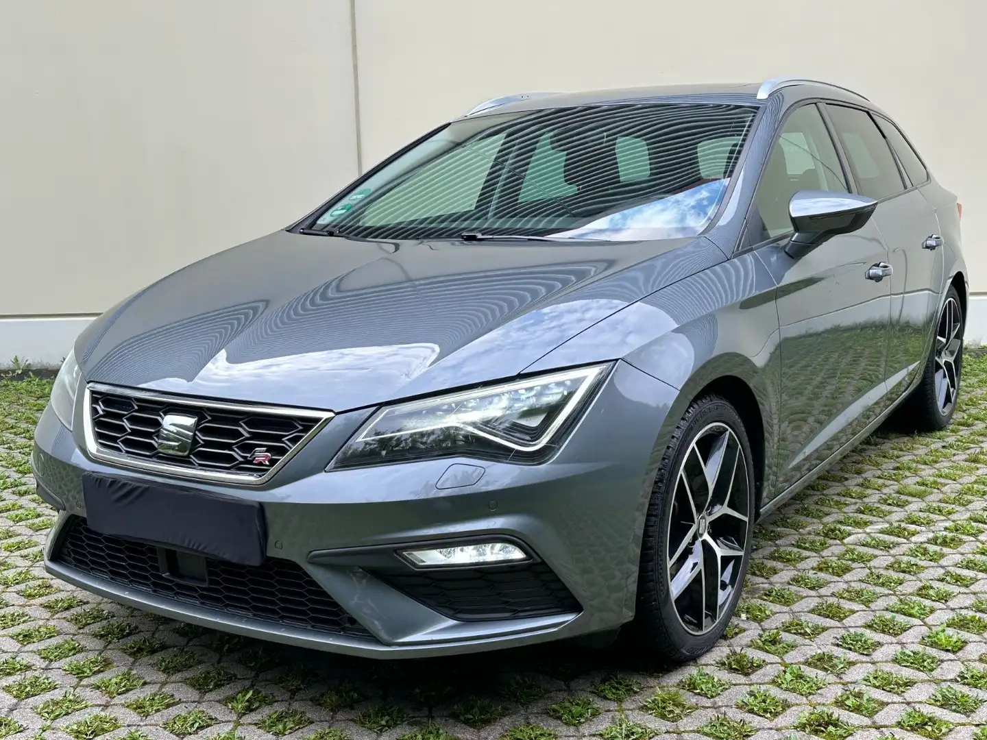SEAT Leon ST FR 1.8 DSG | Pano | LED | Kamera | Grau - 1