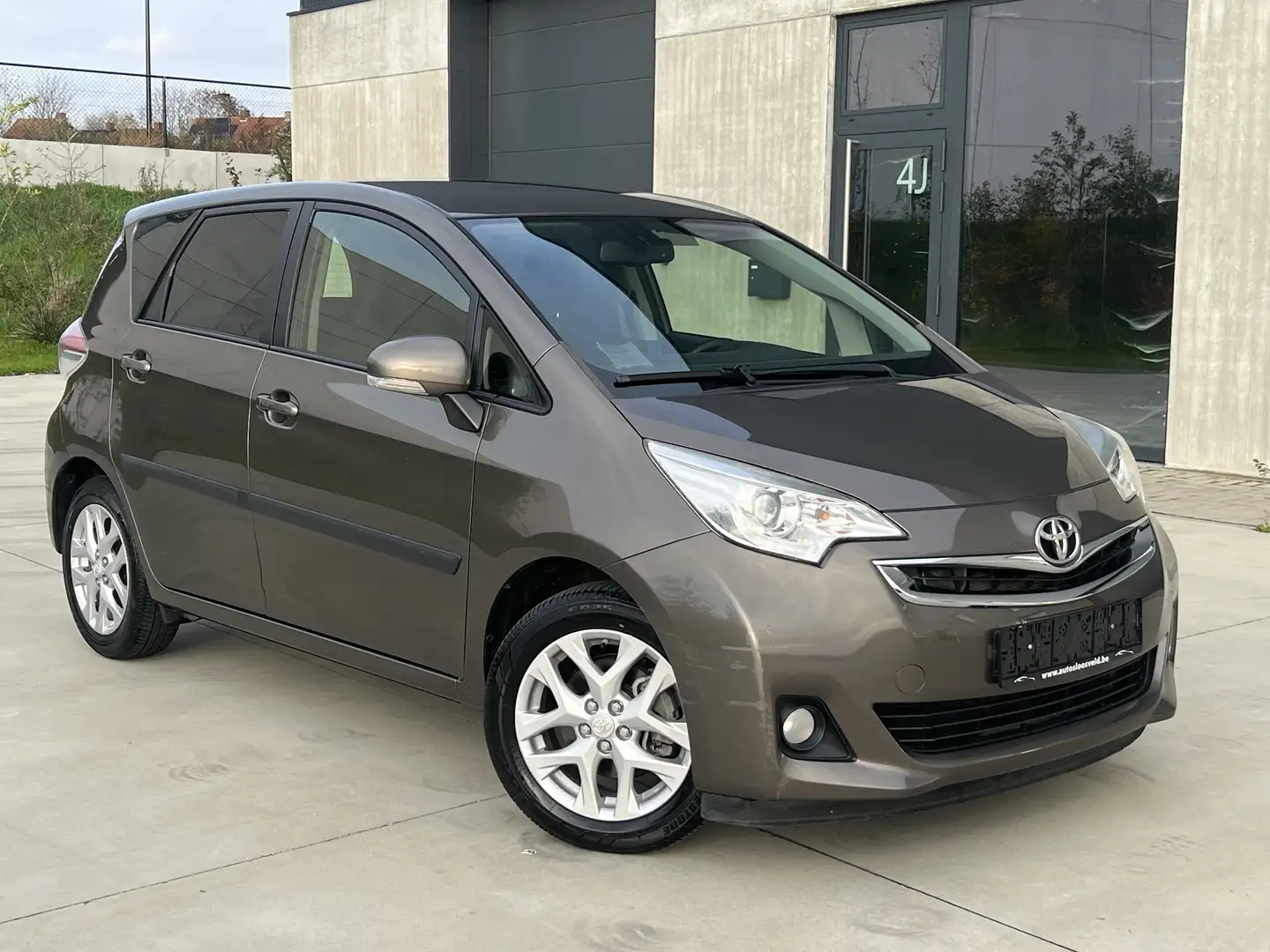 Toyota Verso-S 1.33i Euro 5b/ AIRCO/ NAVI/ CAMERA/ KEYLESS/CRUISE Brons - 1