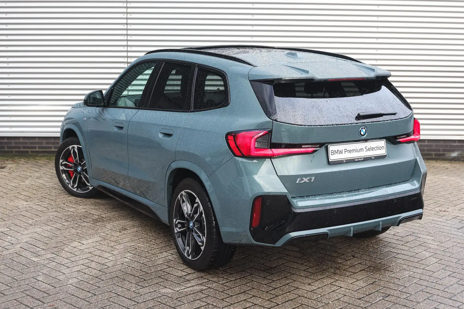 BMW iX1 eDrive20 High Executive M Sport / Panoramadak / Tr Groen - 2