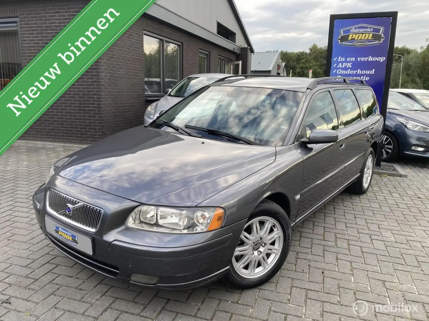 Volvo V70 2.4 Momentum Sport Gris - 1
