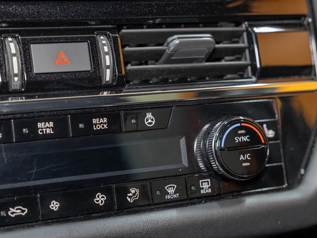 Nissan Pathfinder снимка Nissan Pathfinder