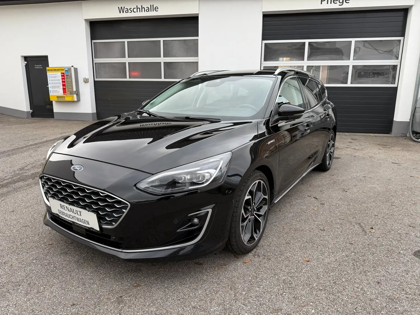 Ford Focus Traveller 2,0 EcoBlue SCR Vignale Aut. Schwarz - 1