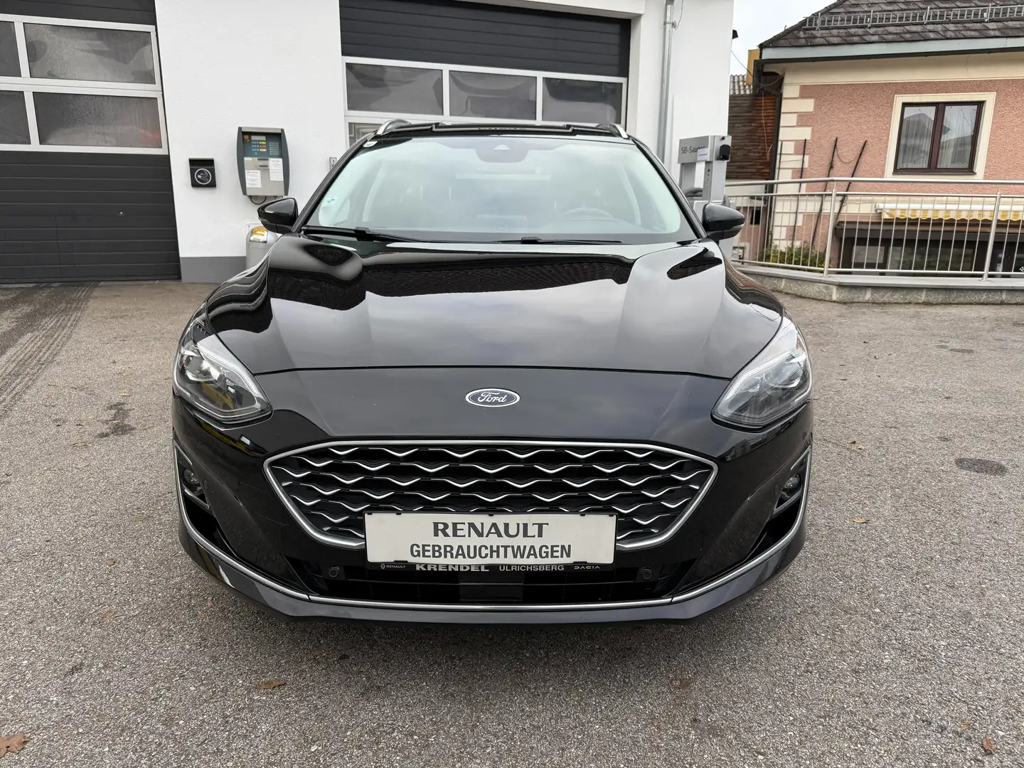Ford Focus Traveller 2,0 EcoBlue SCR Vignale Aut. Schwarz - 2