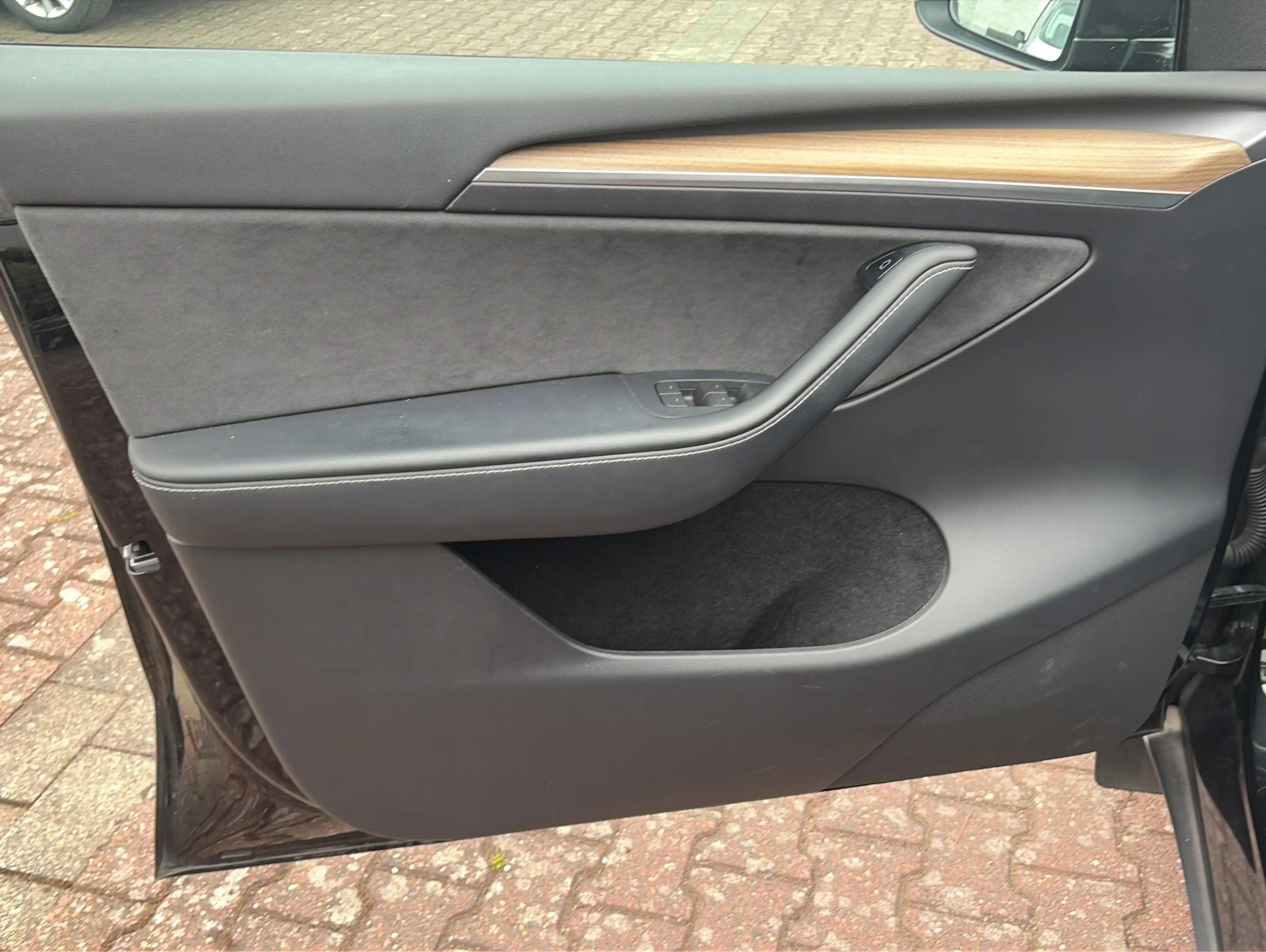 Tesla Model Y Standard Range * 1. Hand — photo 19