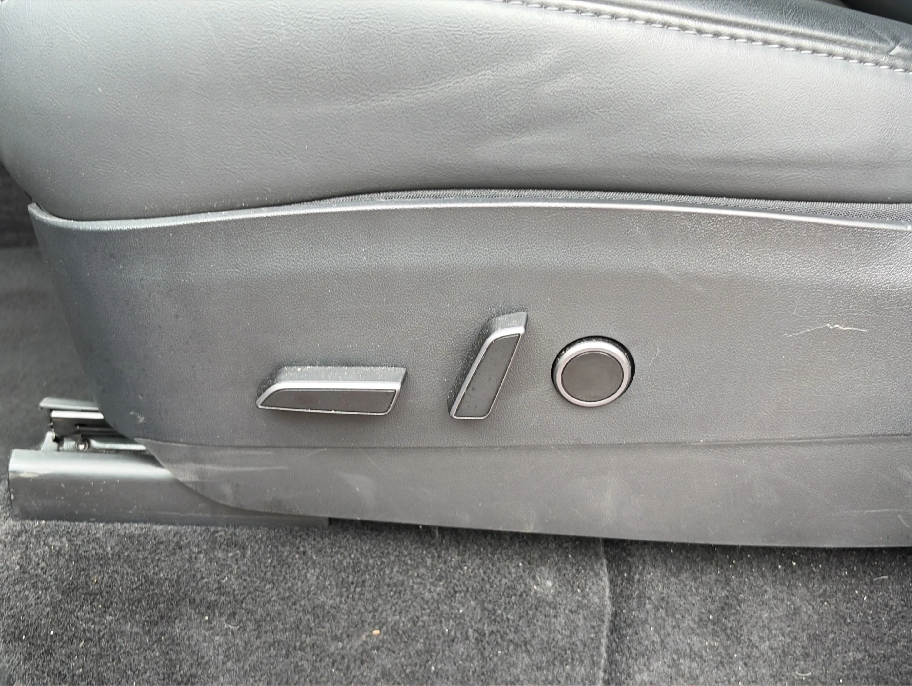 Tesla Model Y Standard Range * 1. Hand — photo 18