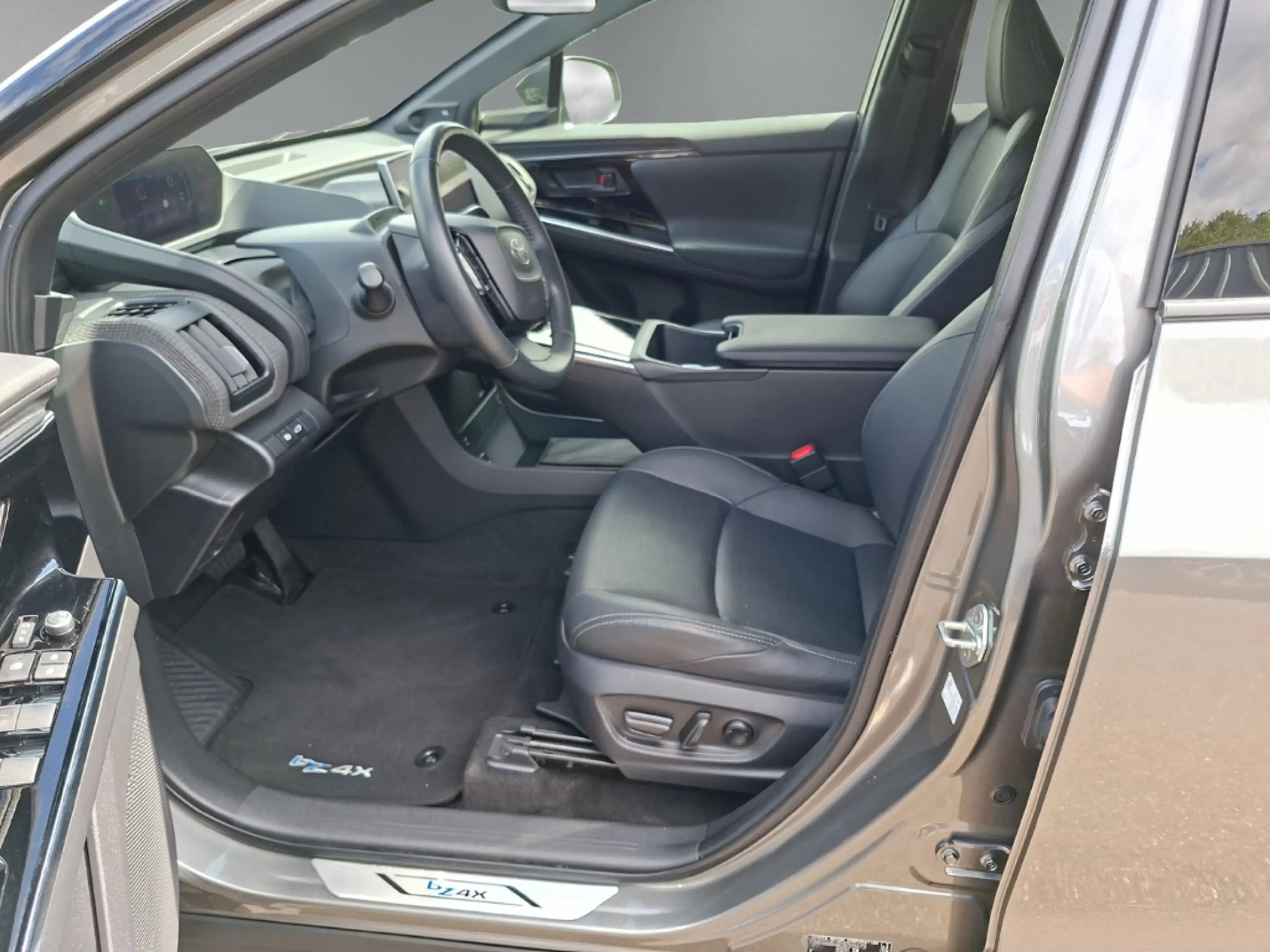Toyota bZ4X AWD Panorama Navi Memory Sitze Soundsystem JBL 360 — photo 10