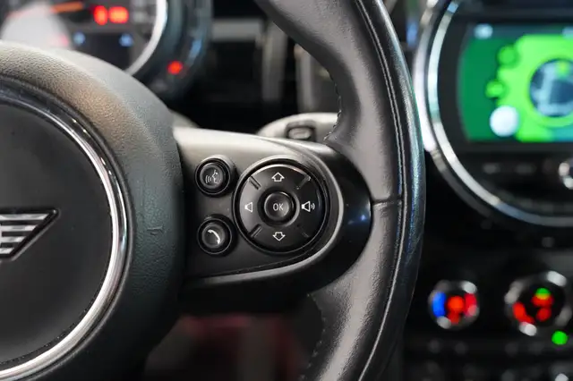 Mini Hatch view 9