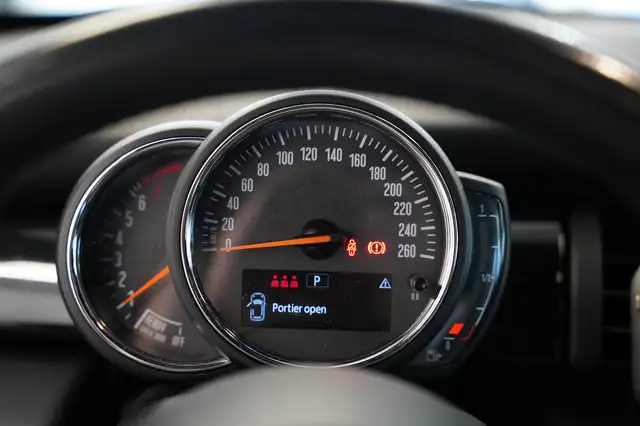 Mini Hatch view 10