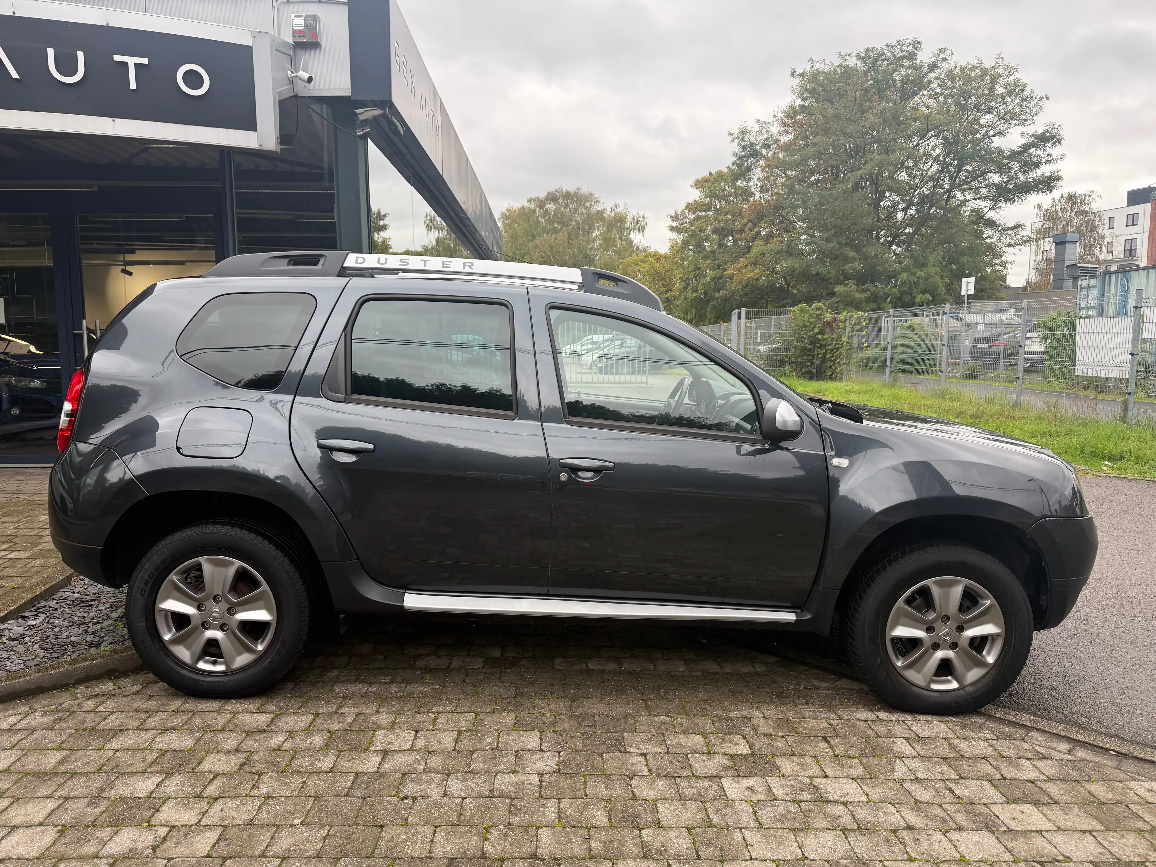 Dacia Duster 1.5 dCi 4x4 Laureate GPS Bluetooth Cruise Control Airco * 12 MOIS GARANTIE * — photo 4