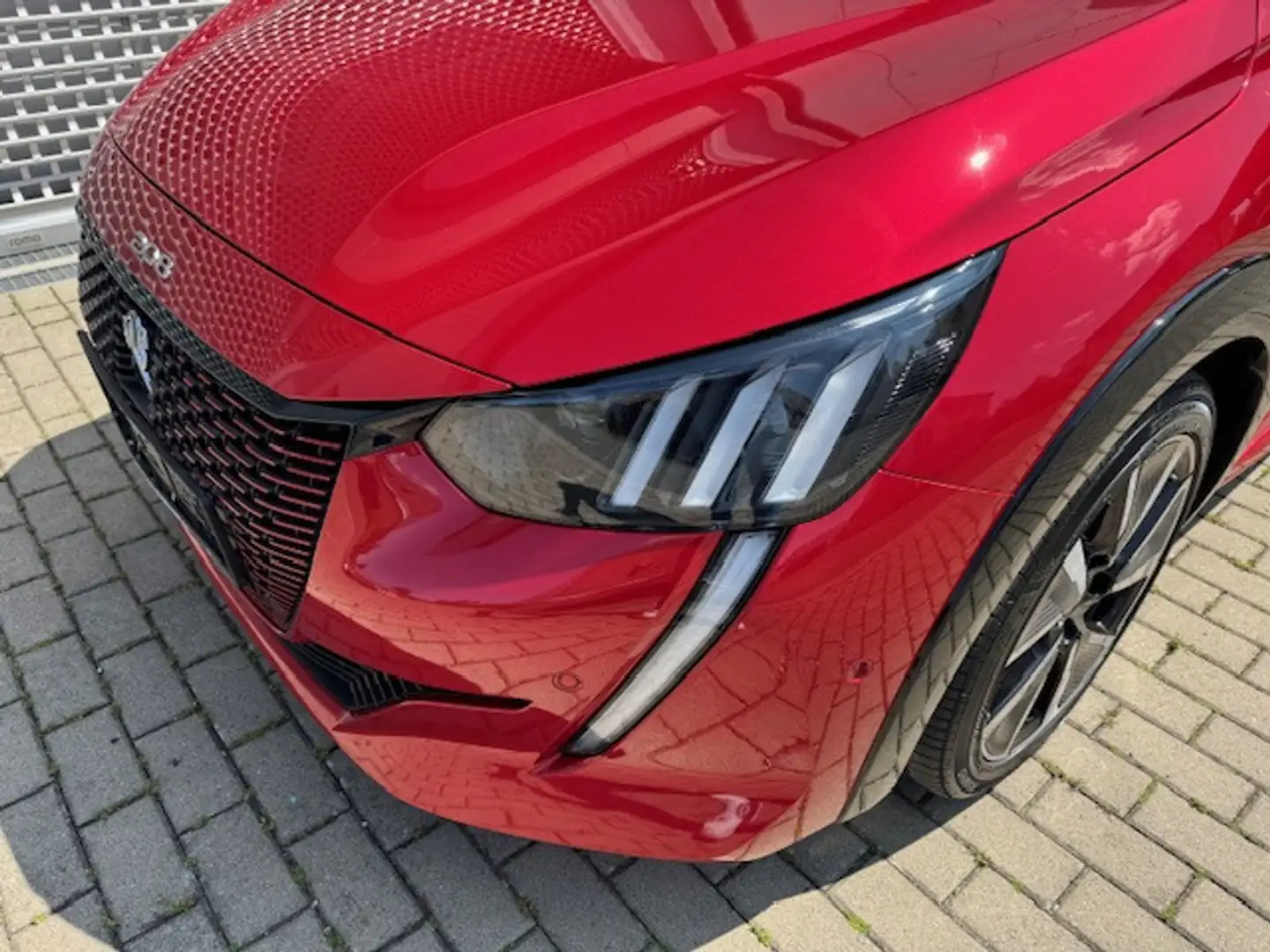 Peugeot e-208 GT Pack Rot - 1