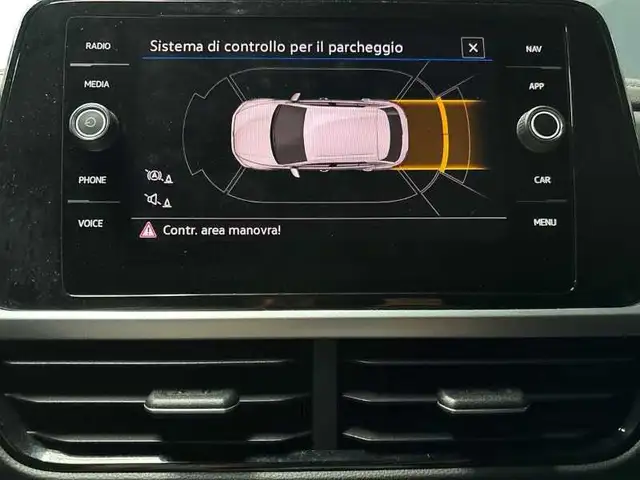 Volkswagen T-Roc view 17