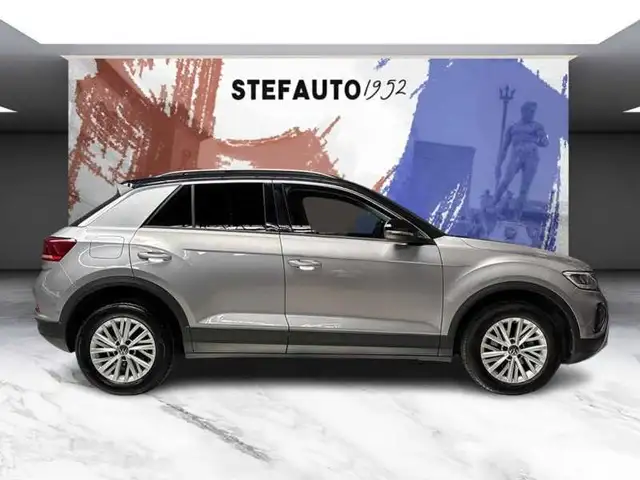 Volkswagen T-Roc view 3
