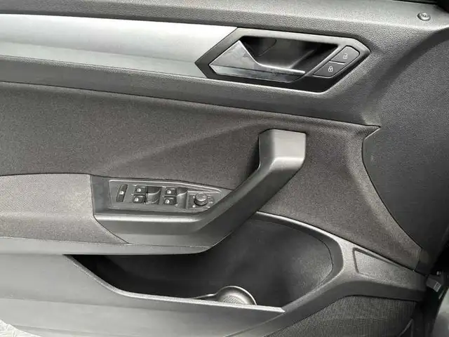 Volkswagen T-Roc view 10