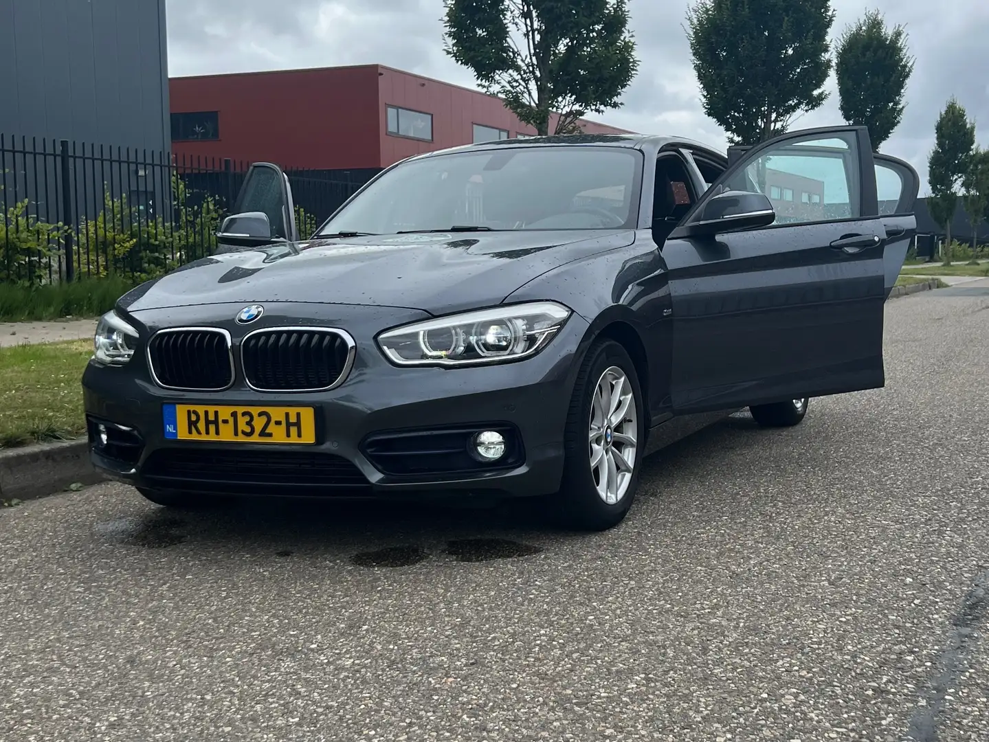 BMW 118 118i HIGH EXECUTIVE SPORT+ AUTOMAAT | CAMERA Grijs - 1