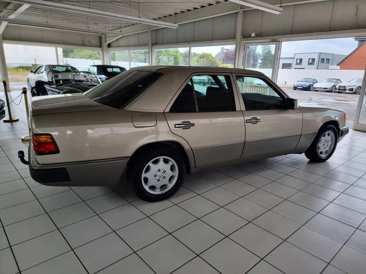 Mercedes-Benz 230 E/Schiebedach/AHK/H-Zul./Sehr schöner Zust., foto 7