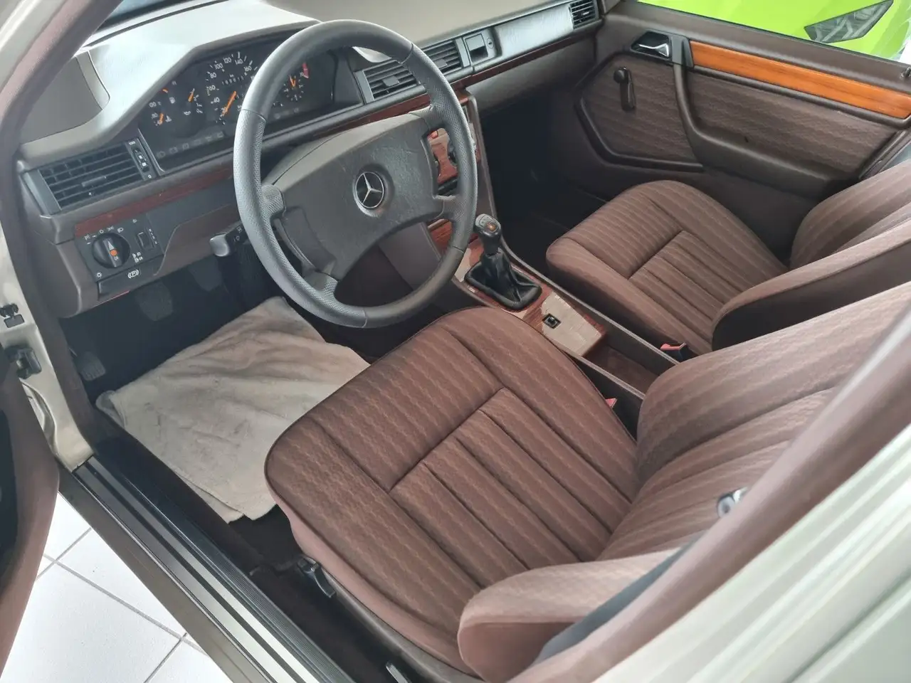 Mercedes-Benz 230 E/Schiebedach/AHK/H-Zul./Sehr schöner Zust., foto 11
