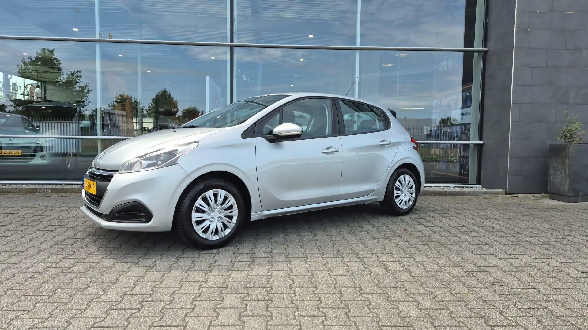 Peugeot 208 1.2 PureTech Active Dealeronderhouden Grijs - 2