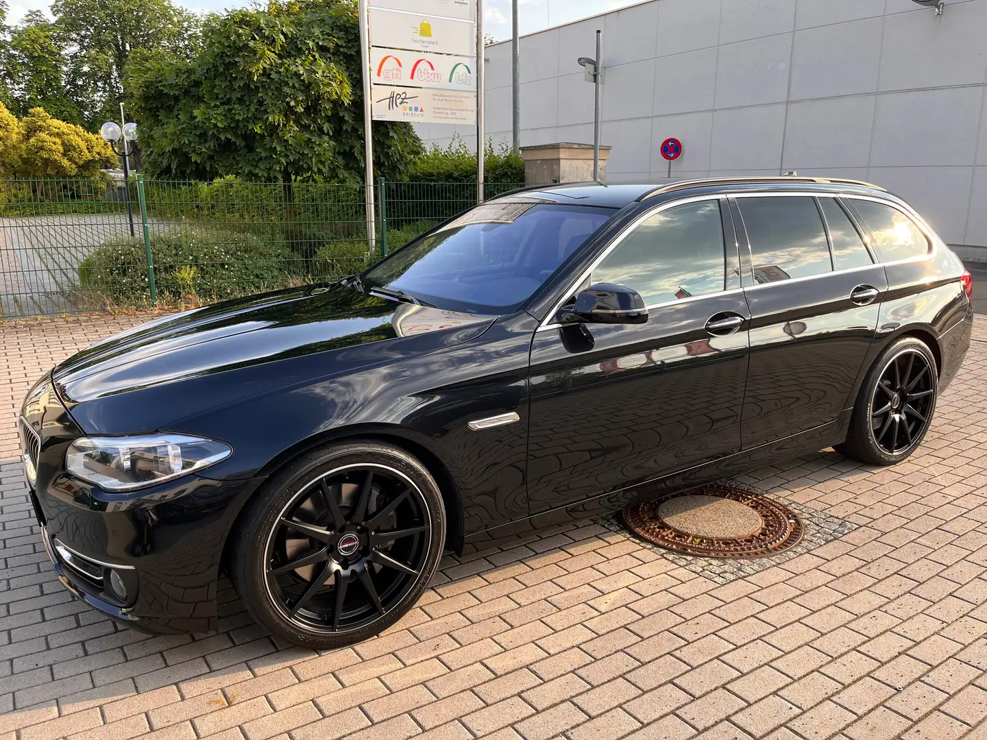 BMW 530 530d xDrive Touring Sport-Aut. Luxury Line Černá - 1