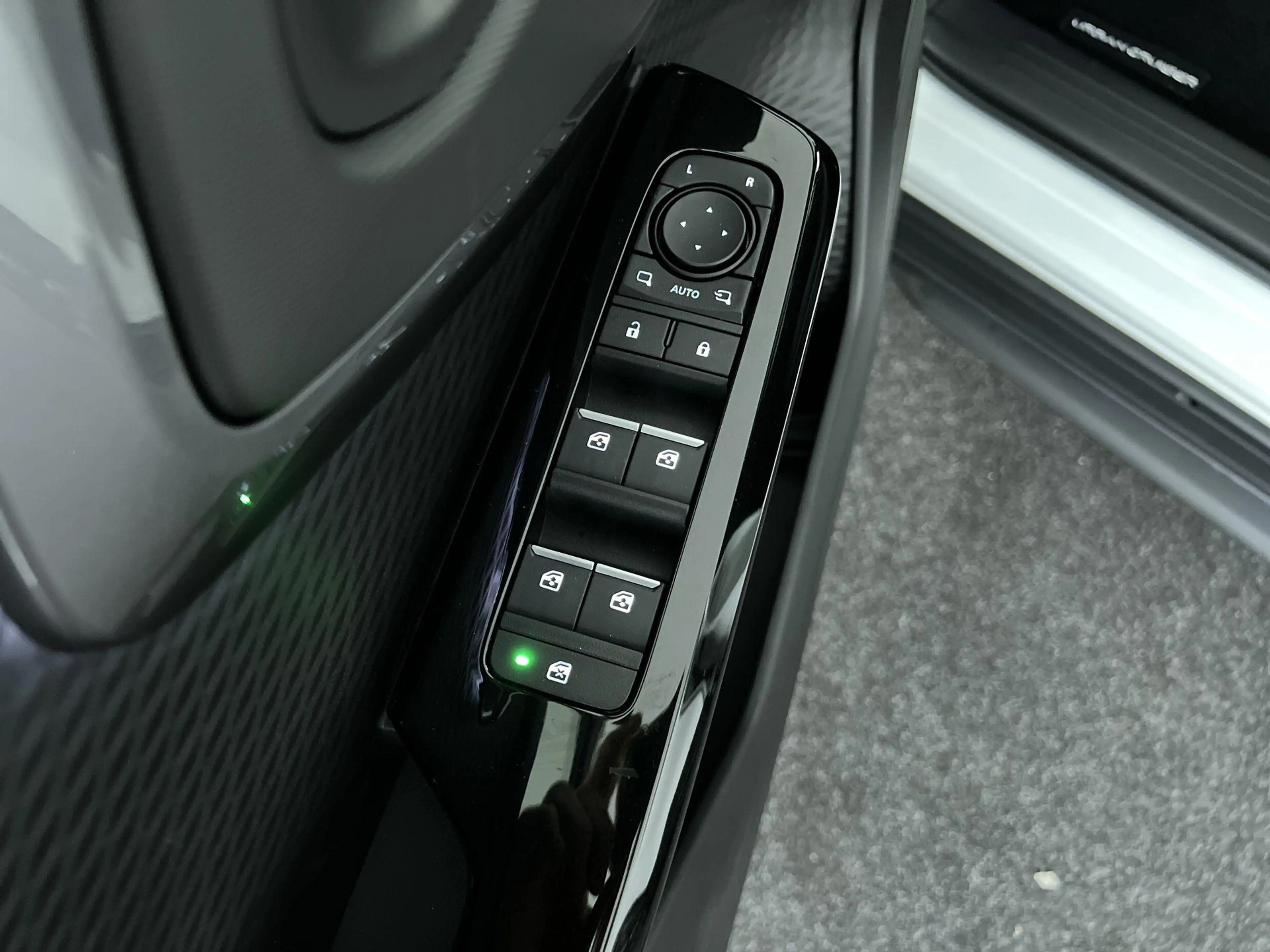 Toyota Urban Cruiser Executive 61 kWh — photo 12