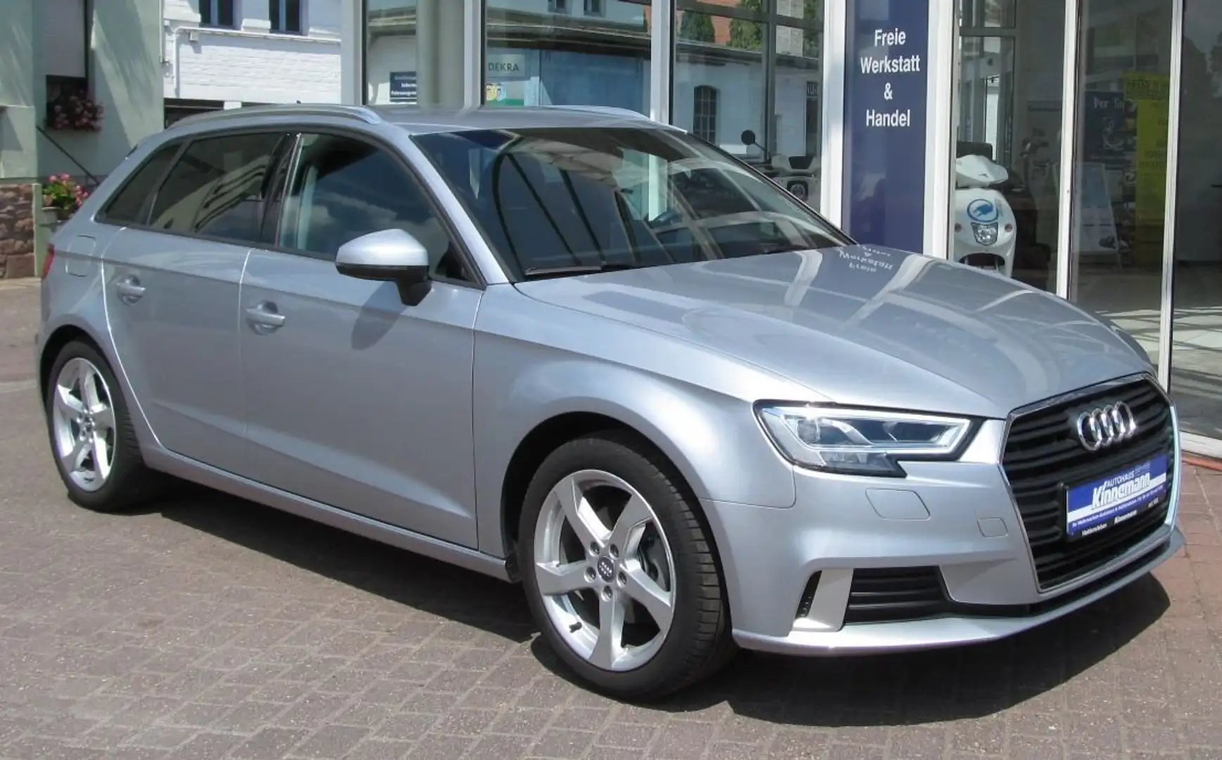 Audi A3 1.5 TFSI Sportback 35TFSI Sport*NAVI*PDC*SHZG*LED Silber - 1