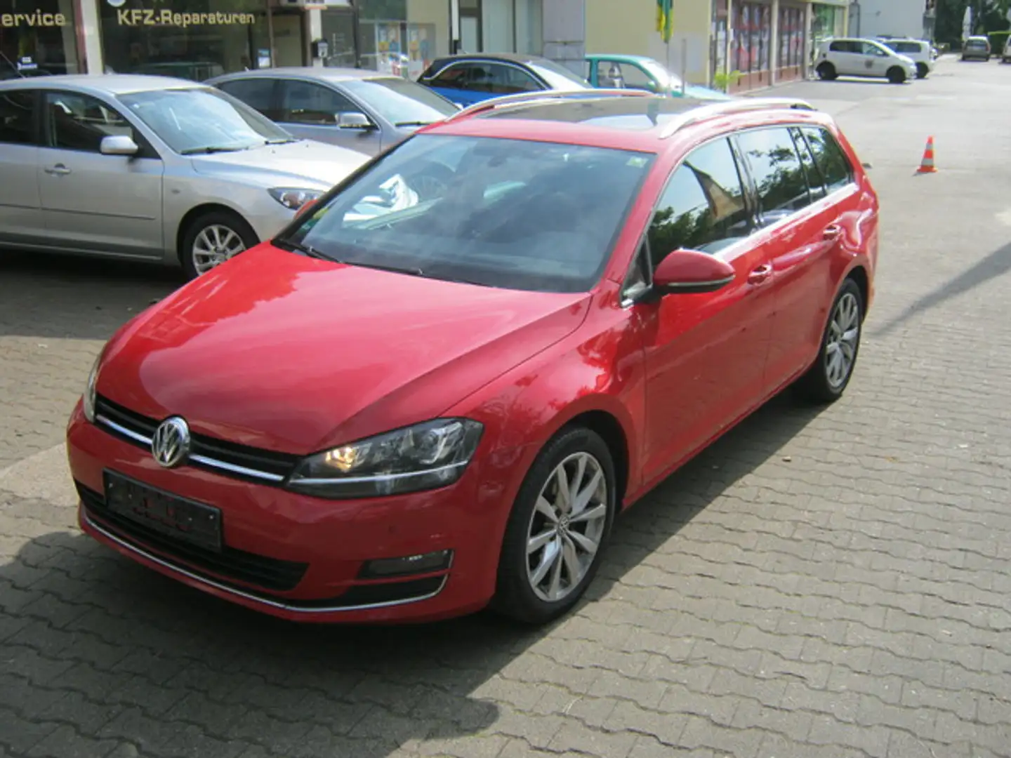 Volkswagen Golf 1.Hand Automatik/Klimaaut./PDC/Panoramadach Rot - 1
