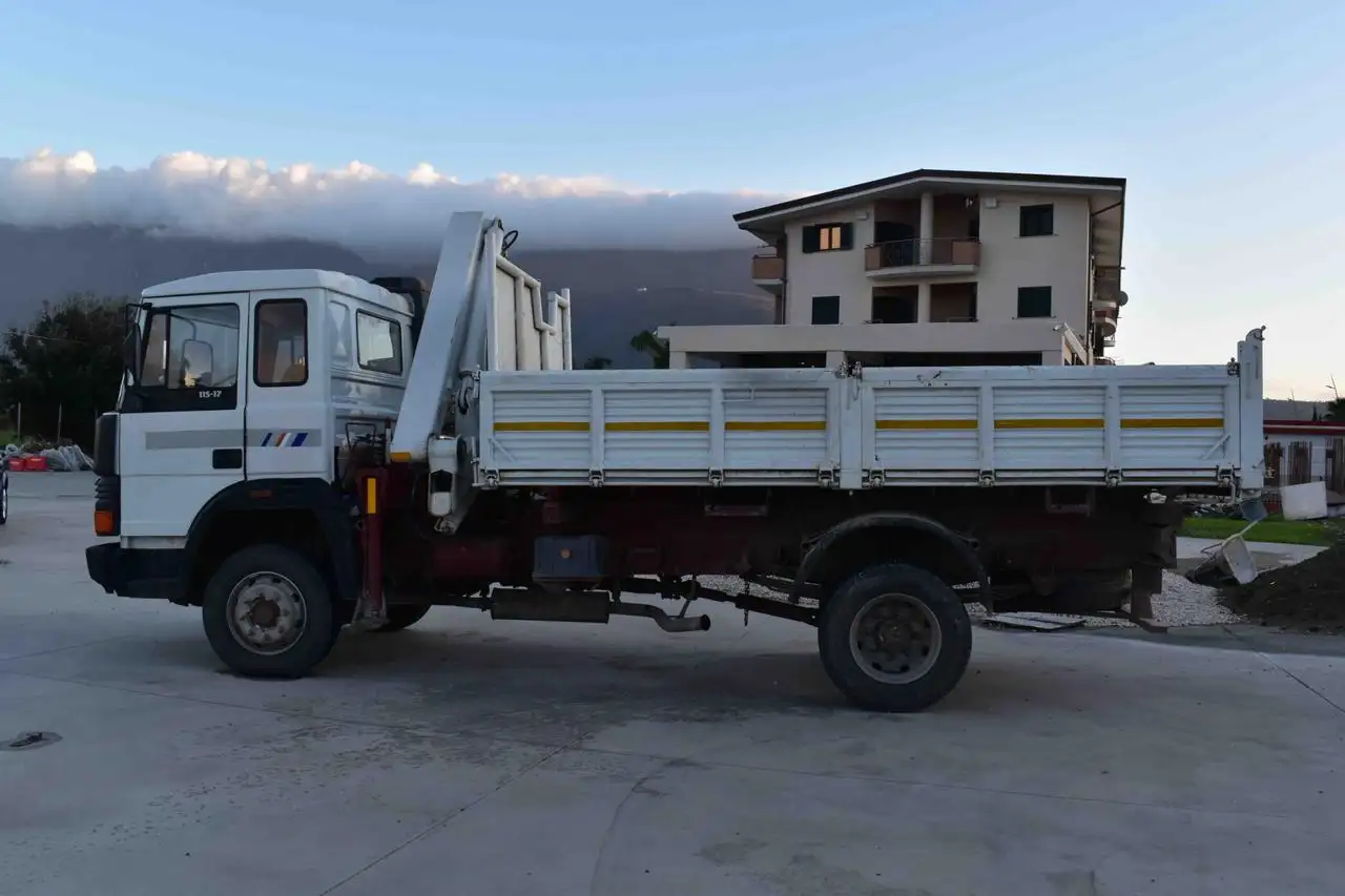 Iveco 115-17 CON CASSONE RIBALTABILE E GRU, foto 5