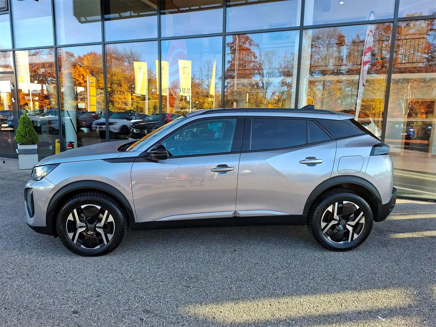 Peugeot 2008 PureTech 100 S&S Allure 6-Gang-Manuell Grau - 2