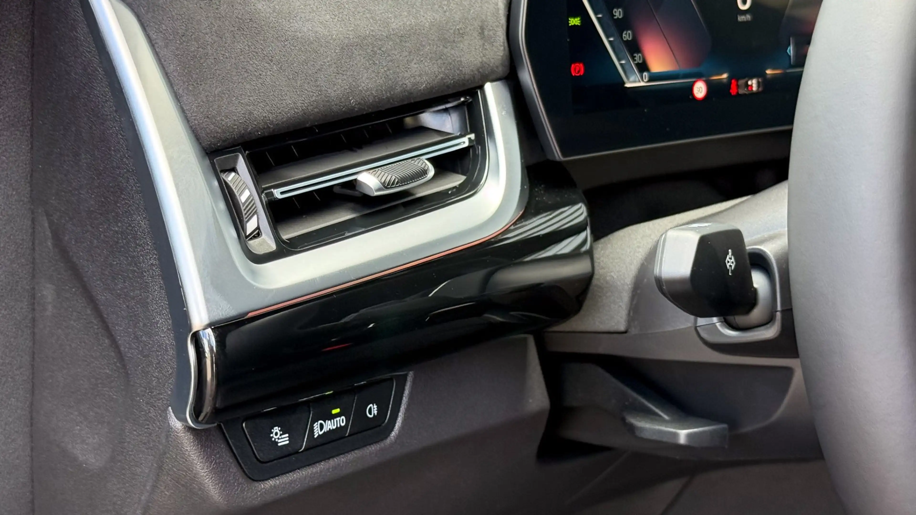 BMW iX2 eDrive20 — photo 11
