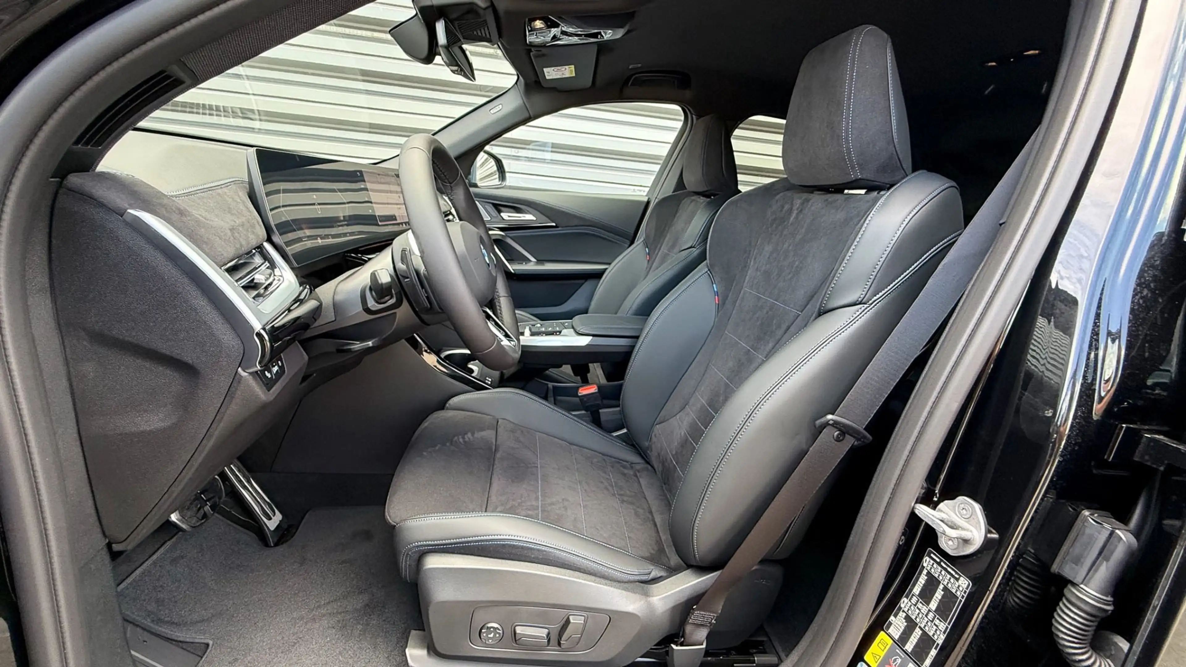 BMW iX2 eDrive20 — photo 13