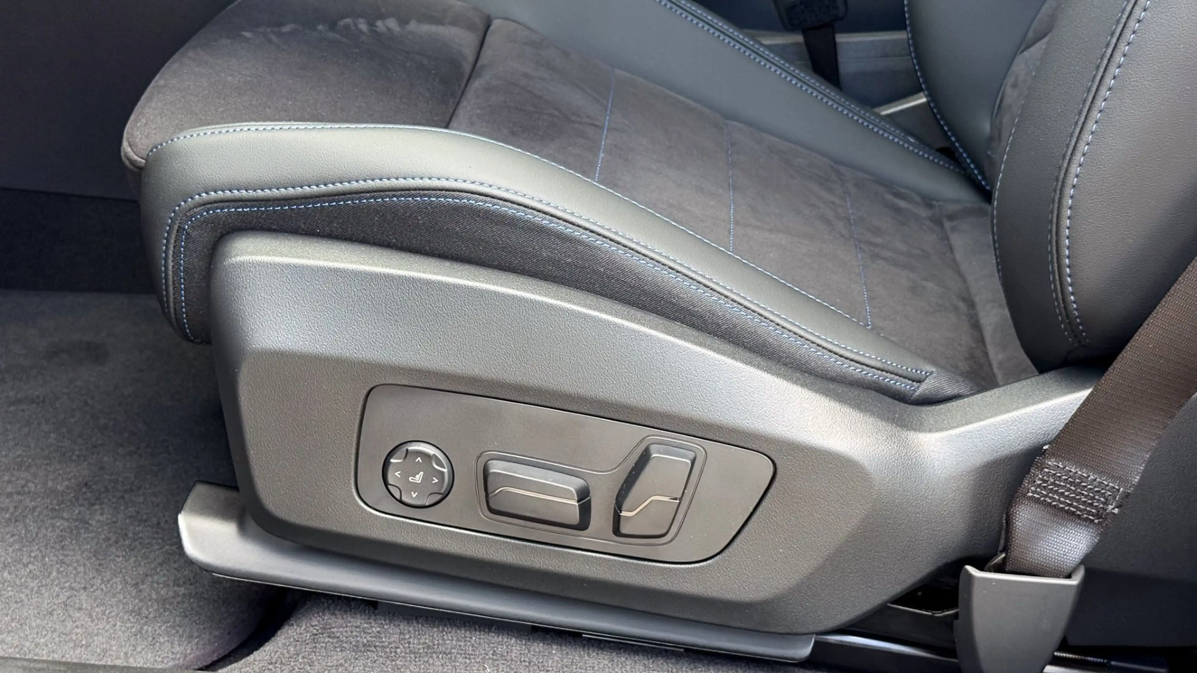 BMW iX2 eDrive20 — photo 15