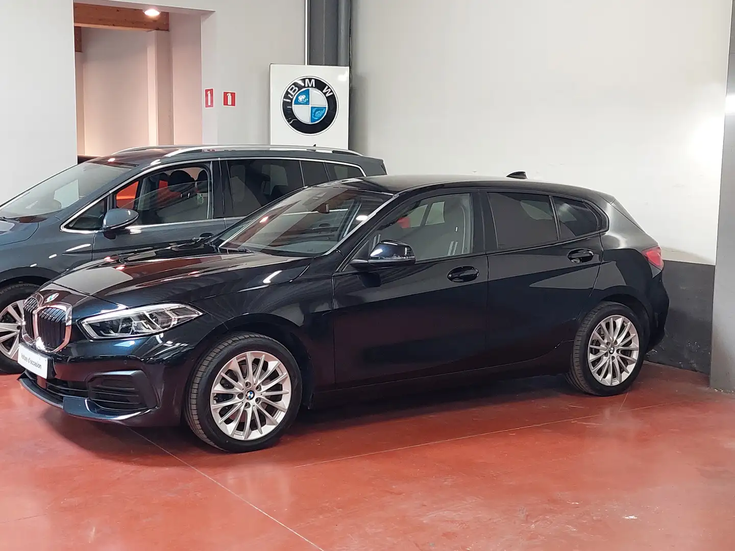 BMW 116 d Sport Line + E6d + 1/2CUIR sport +NAVI+LED+CAM Noir - 1