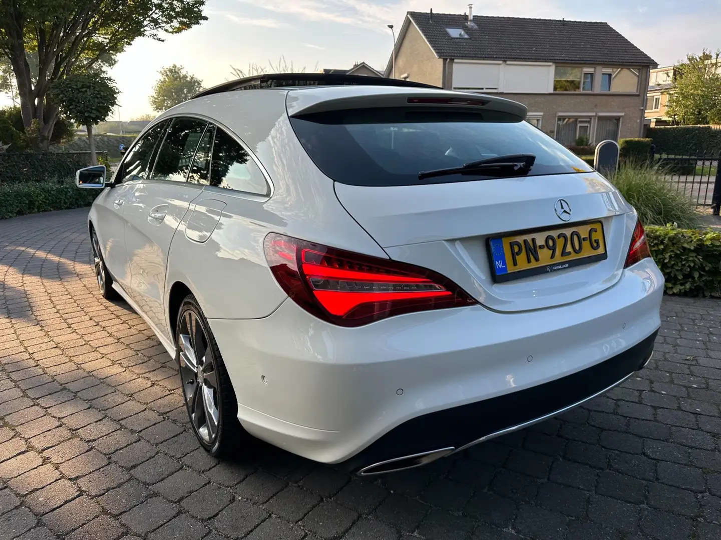 Mercedes-Benz CLA 180 Shooting Brake Pano, Leder, Xenon Wit - 2