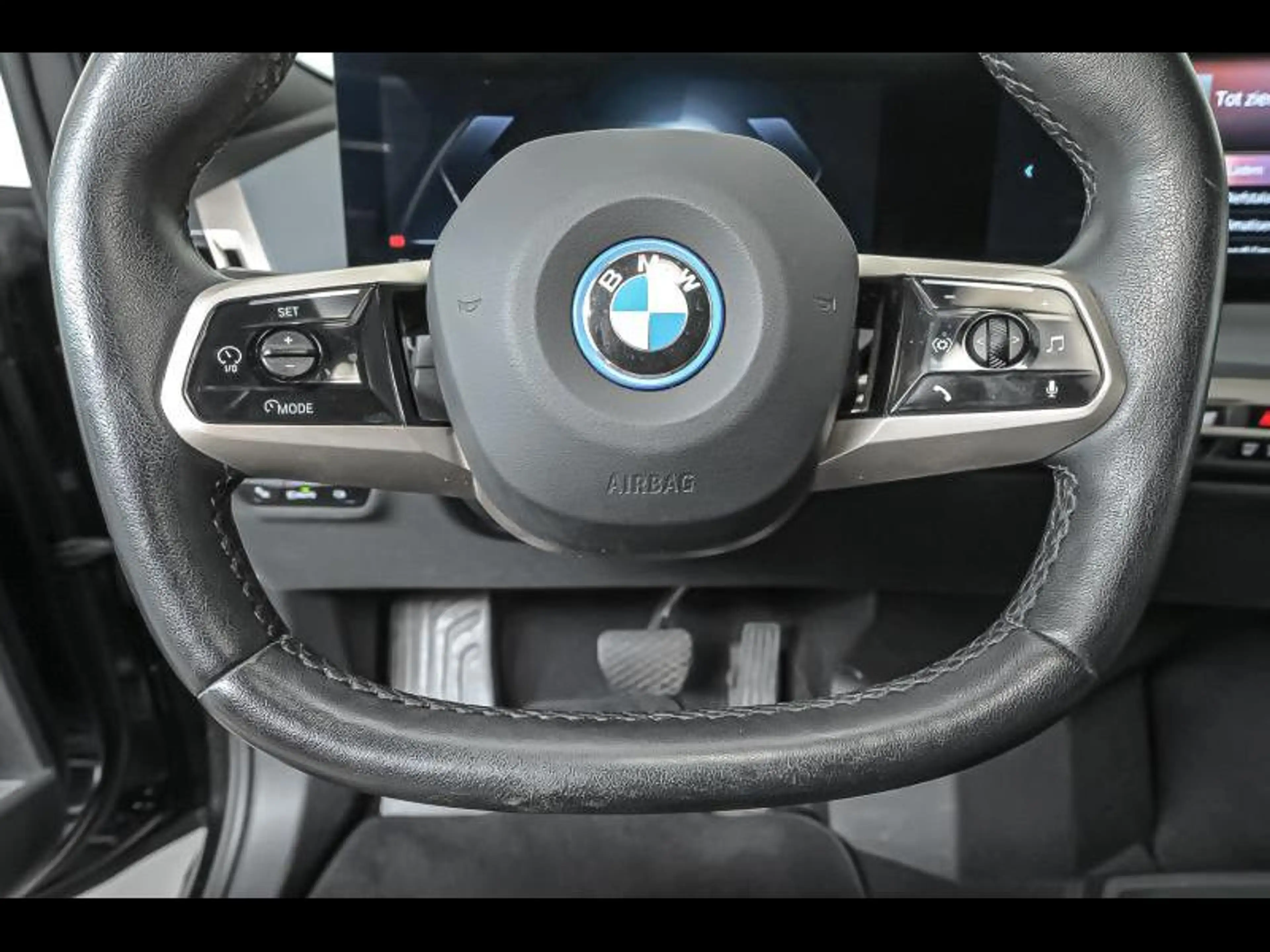 BMW iX xDrive40 - Sport — photo 9