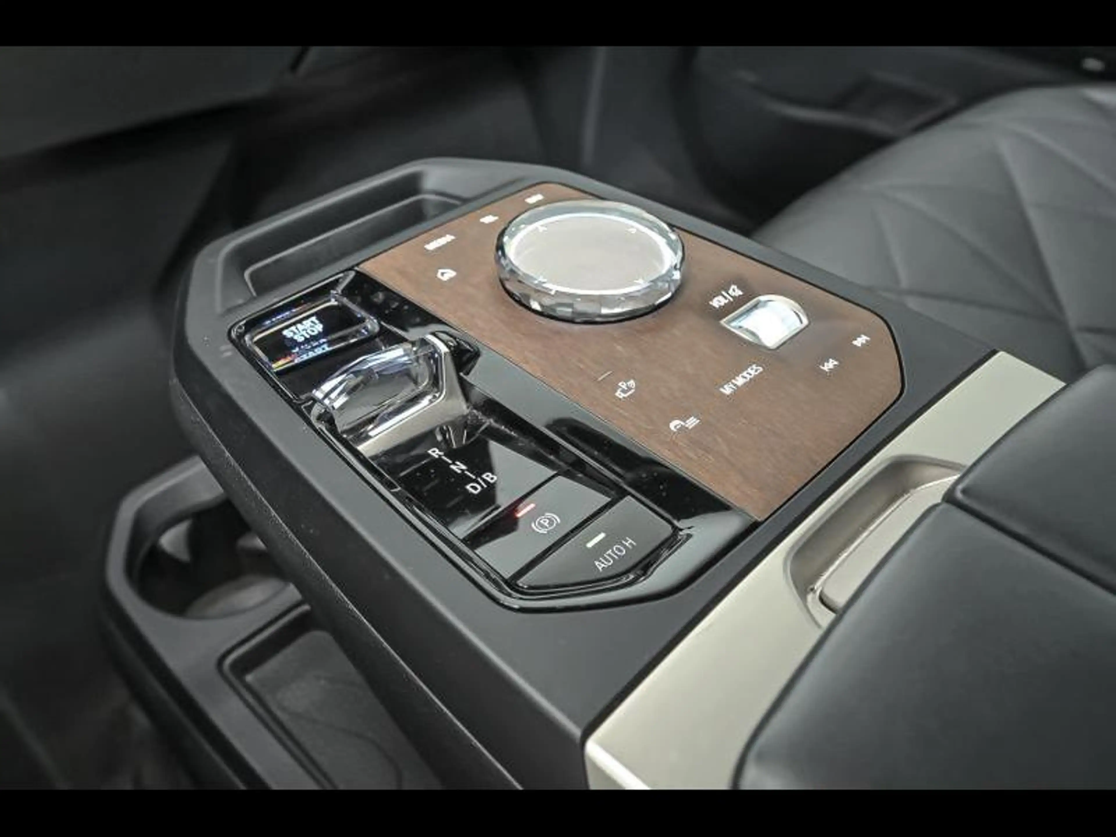 BMW iX xDrive40 - Sport — photo 11