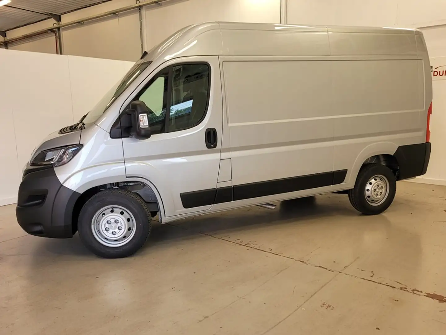 Peugeot Boxer 22 Blue Hdi 165 pk L2H2 Zilver - 2