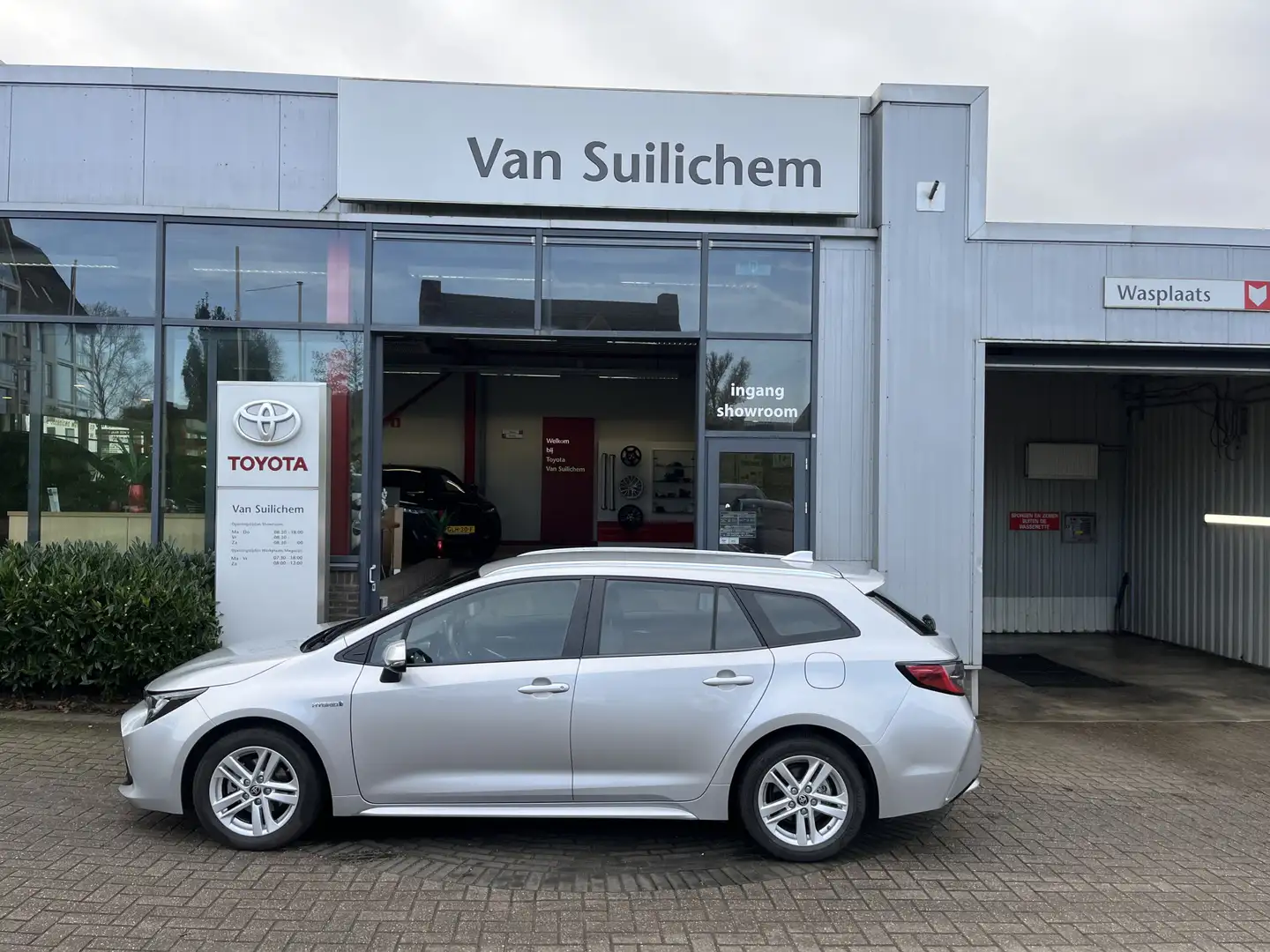 Toyota Corolla Touring Sports 1.8 Hybrid Active Grau - 1