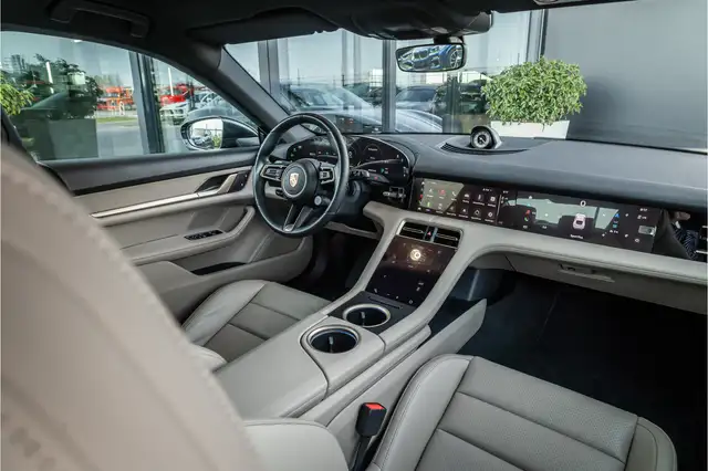 Porsche Taycan view 10