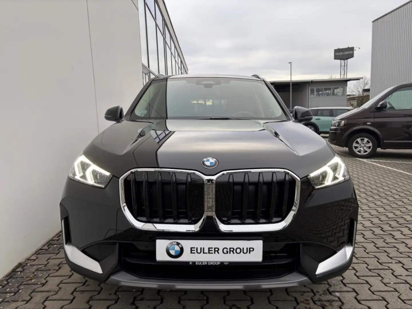 BMW X1 20i Sommer17'' AHK AdLED ParkAss Komf El.Heckklapp Schwarz - 2