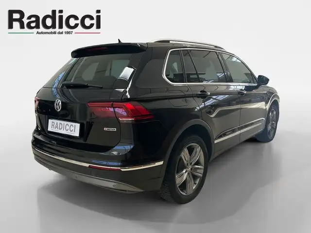 Volkswagen Tiguan view 4
