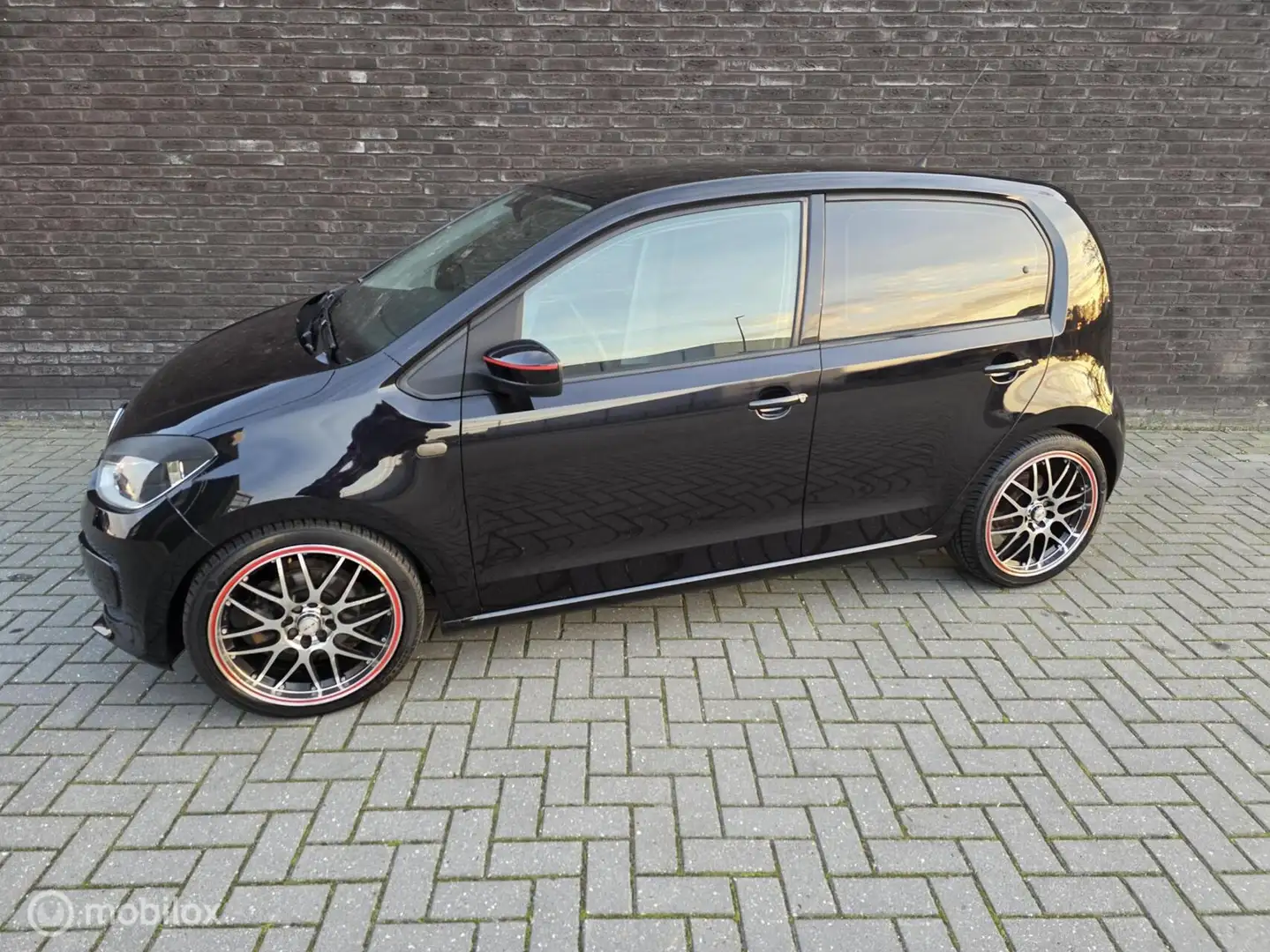 Volkswagen up! 1.0 up! Edition|Zeer Sportief|Navi|Airco|H&R| Zwart - 1