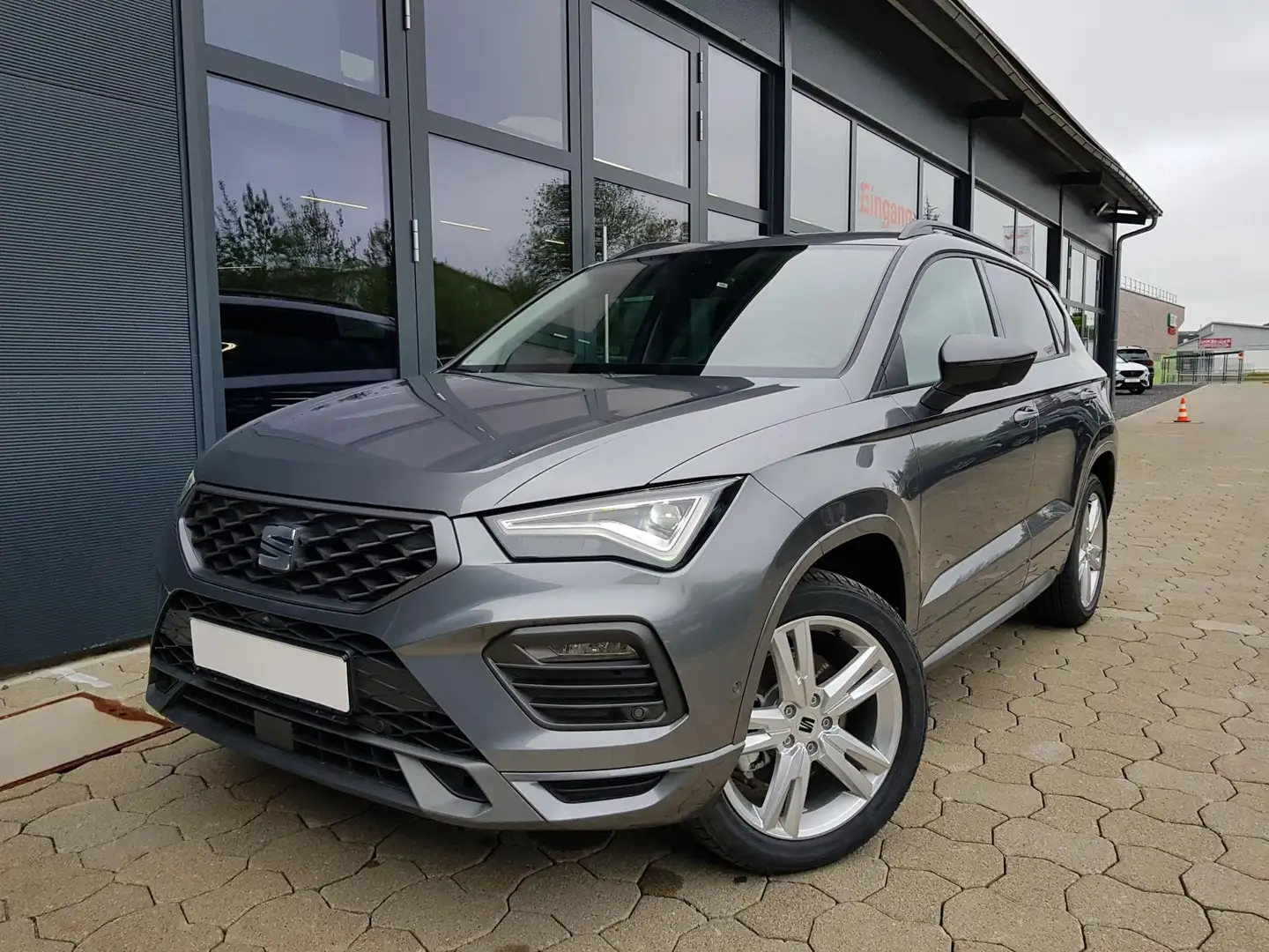 SEAT Ateca FR 2,0TDI DSG 110KW DCC, Navi, Pano, AHK, SHZ, ... Grau - 1
