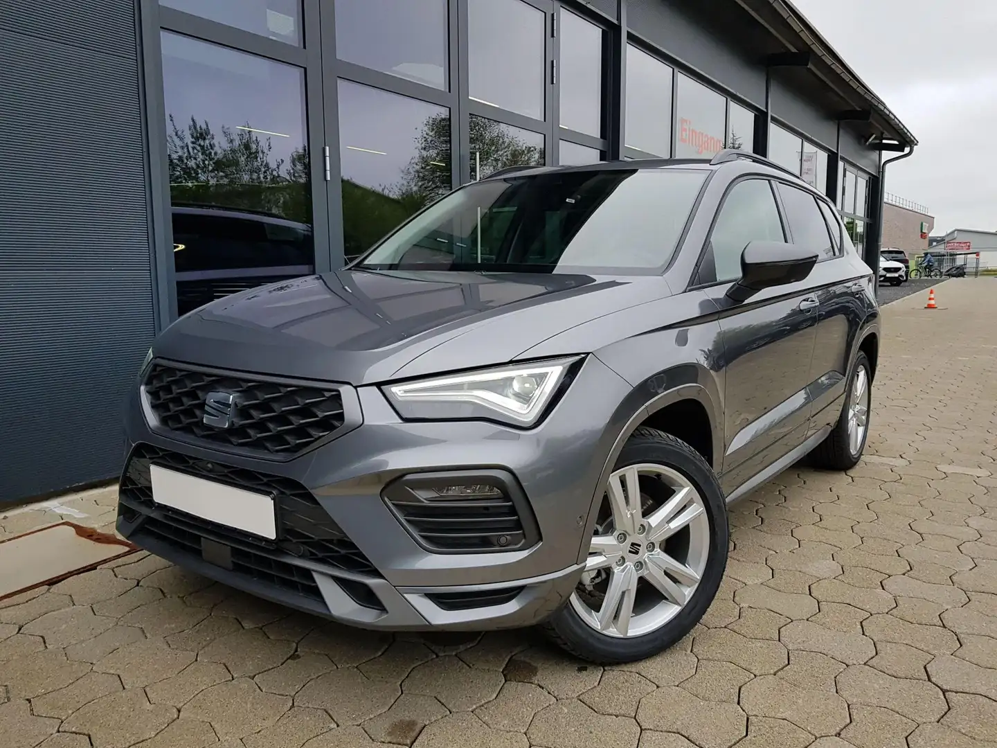 SEAT Ateca FR 2,0TDI DSG 110KW DCC, Navi, Pano, AHK, SHZ, ... Grau - 2