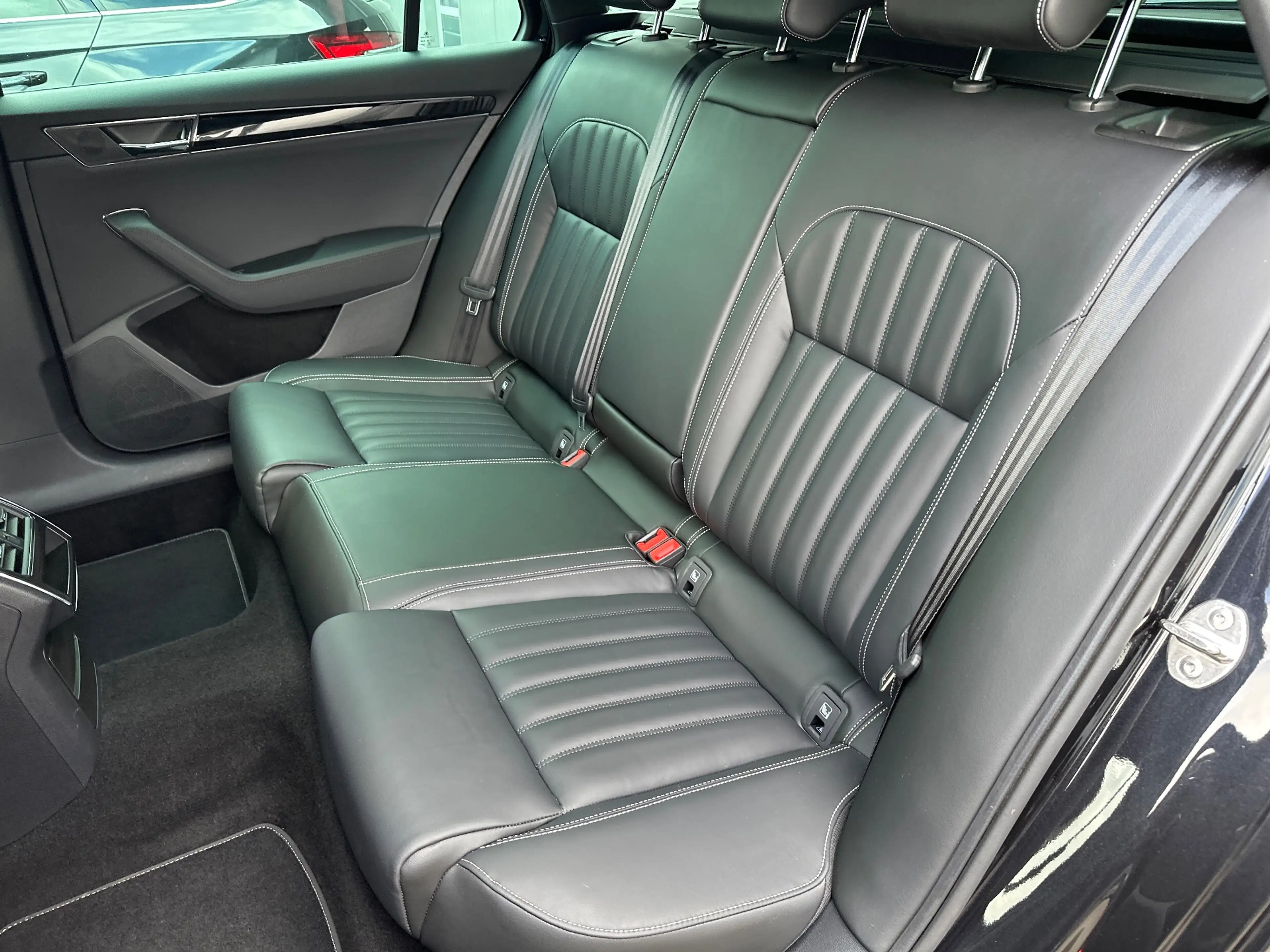 Skoda Superb Combi 2.0 TDI DSG L&K 4x4 NAV+LED+AHK+KAM+VCOCK — photo 13
