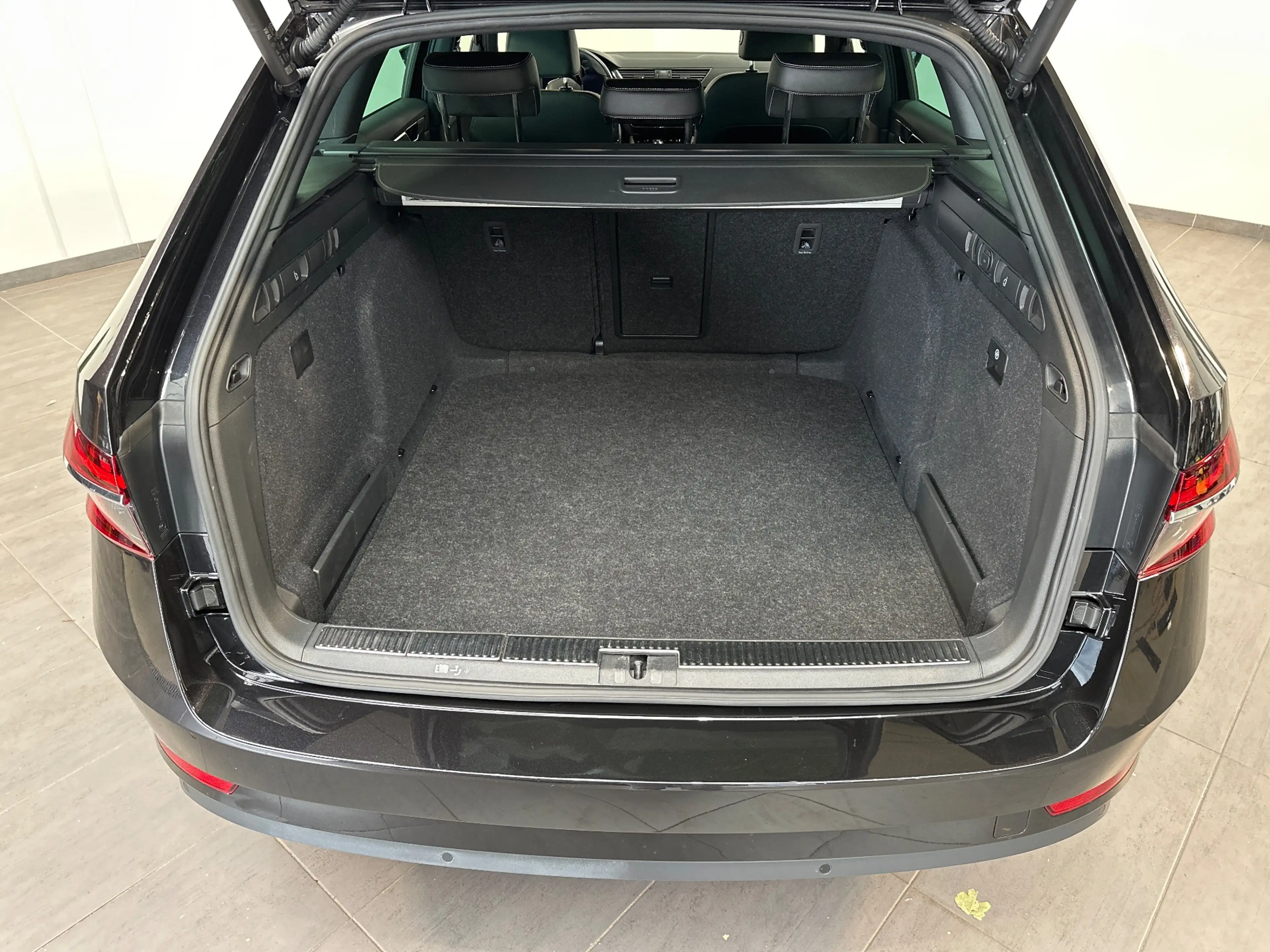 Skoda Superb Combi 2.0 TDI DSG L&K 4x4 NAV+LED+AHK+KAM+VCOCK — photo 6