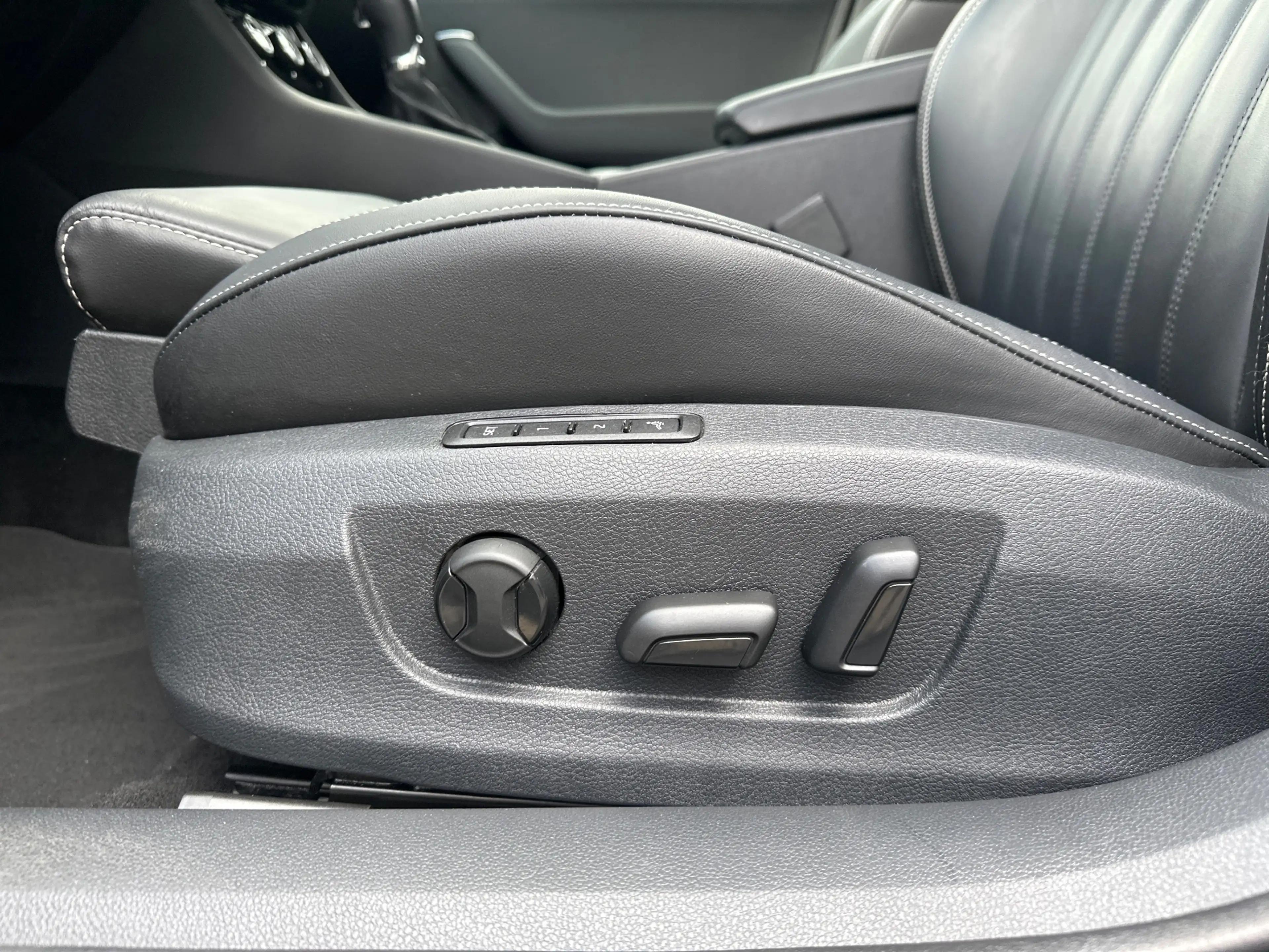 Skoda Superb Combi 2.0 TDI DSG L&K 4x4 NAV+LED+AHK+KAM+VCOCK — photo 12