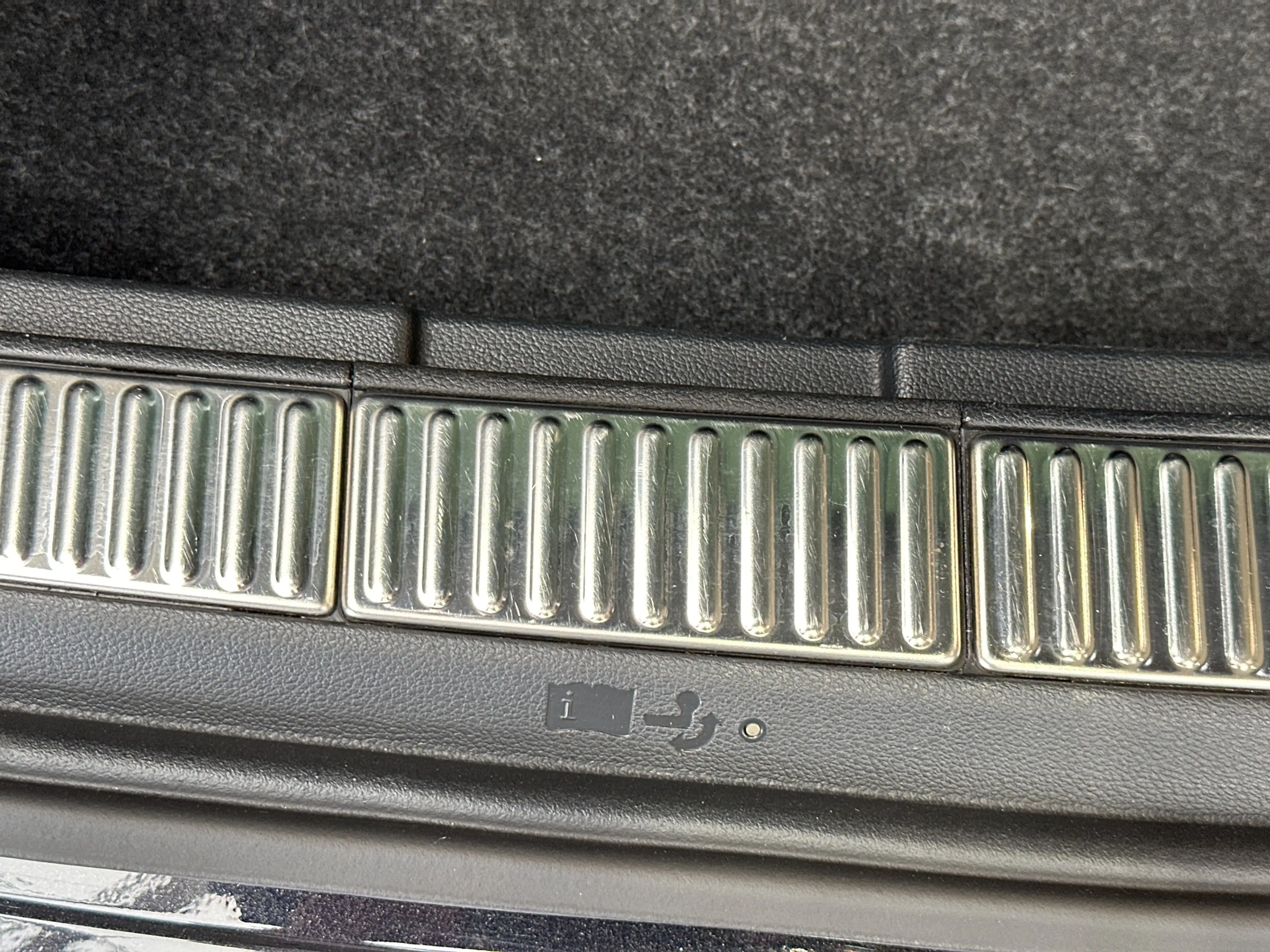 Skoda Superb Combi 2.0 TDI DSG L&K 4x4 NAV+LED+AHK+KAM+VCOCK — photo 9