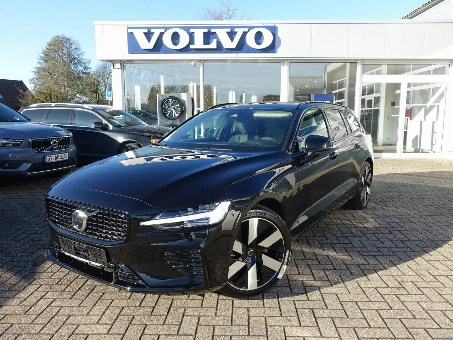 Volvo V60 Plus Dark T6 AWD/HeadUP/H&K/360°/Pano/BLIS Schwarz - 1