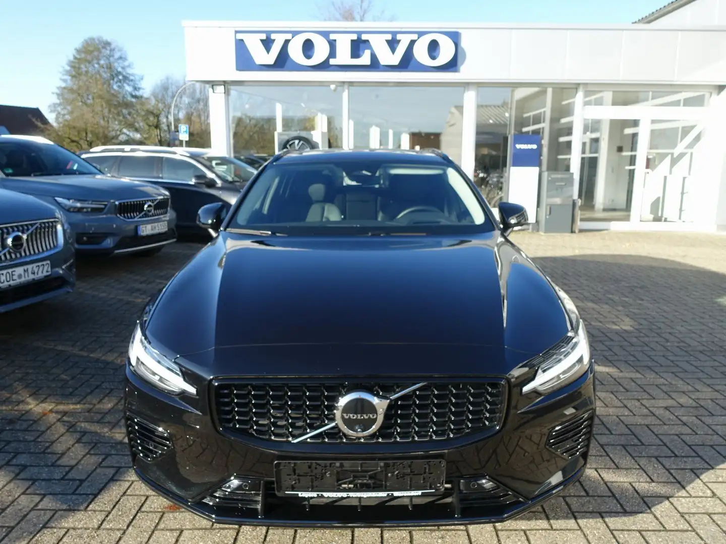 Volvo V60 Plus Dark T6 AWD/HeadUP/H&K/360°/Pano/BLIS Schwarz - 2