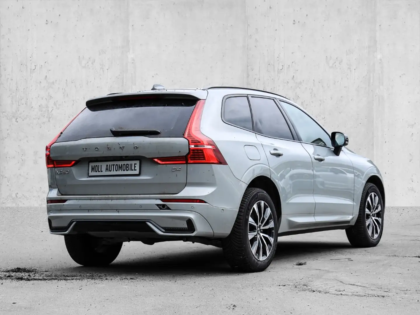 Volvo XC60 Plus Dark 2WD B4 Diesel EU6d digitales Cockpit Mem Šedá - 2